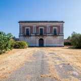 A nord, nei quartieri Palese e Santo Spirito, figurano: villa Cioffrese (inizi �800), sede di una riunione segreta di carbonari nel 1848